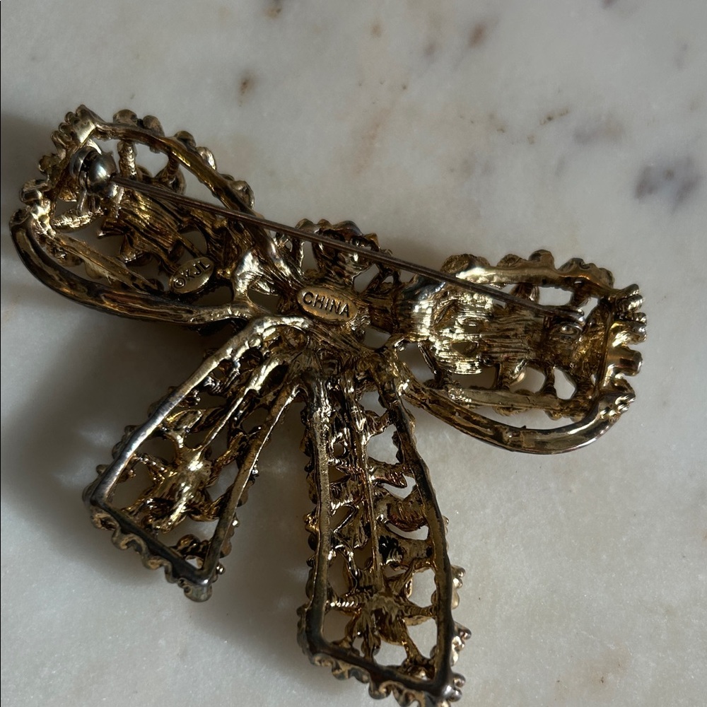 Vintage Elegant Gold Bow Brooch with Crystals collector item - Picture 6 of 8